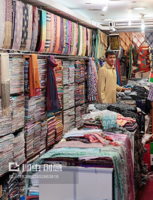 商店里的纺织品Seller textiles in store