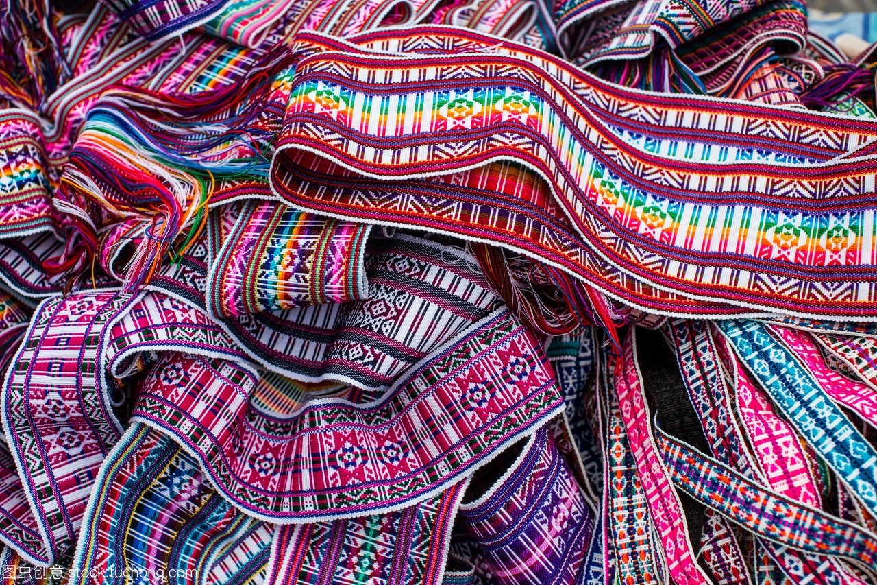 在otavalo的市场上出售刺绣和纺织品。